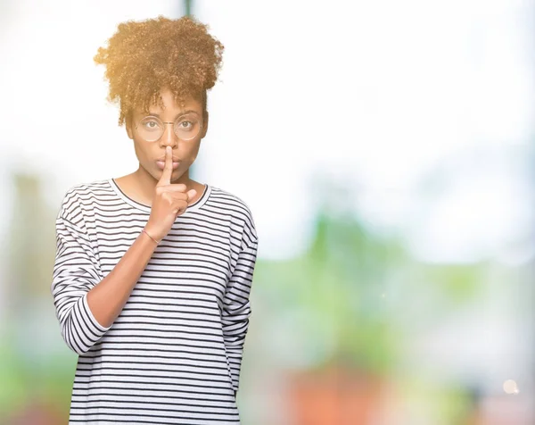 Hermosa Mujer Afroamericana Joven Con Gafas Sobre Fondo Aislado Pidiendo — Foto de Stock