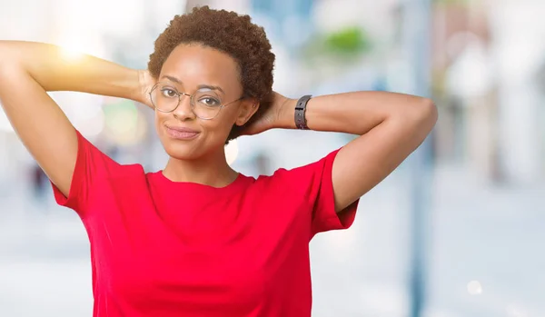 Vackra Unga Afroamerikanska Kvinnan Bär Glasögon Över Isolerade Bakgrund Relaxing — Stockfoto