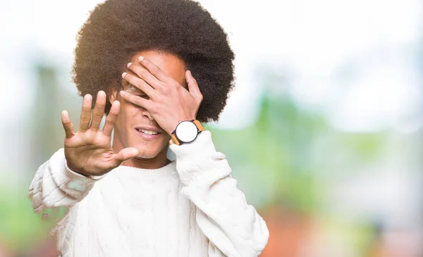 年轻的非洲裔美国人 头戴非洲头发的人戴着眼镜 用双手捂住眼睛 用悲伤和恐惧的表情做停止手势 尴尬和消极的概念 — 图库照片