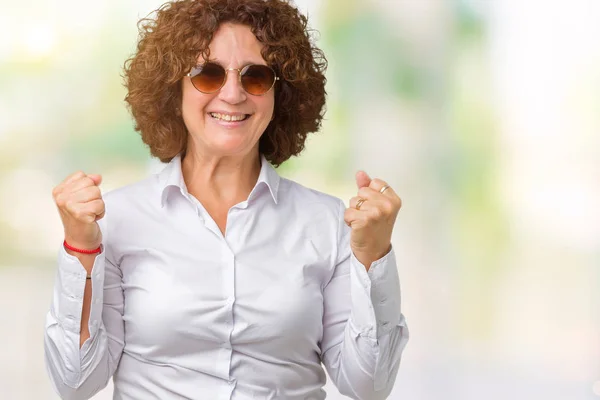Schöne Ältere Geschäftsfrau Mittleren Alters Mit Sonnenbrille Über Isoliertem Hintergrund — Stockfoto