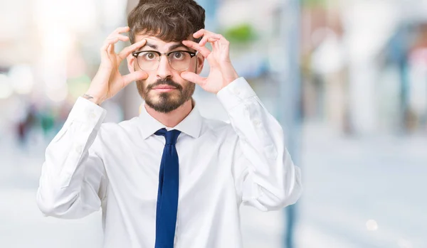 Giovane Bell Uomo Affari Che Indossa Occhiali Sfondo Isolato Cercando — Foto Stock