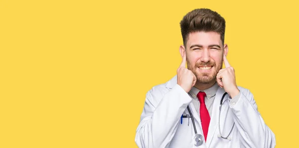 Genç Yakışıklı Doktor Adam Yüksek Sesle Müzik Gürültü Rahatsız Ifade — Stok fotoğraf