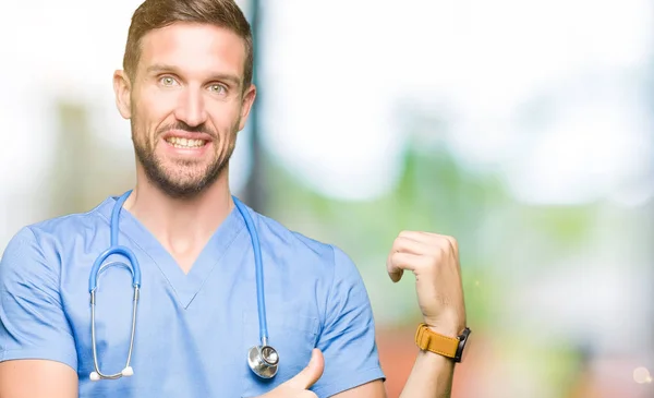 Hombre Guapo Doctor Vistiendo Uniforme Médico Sobre Fondo Aislado Señalando —  Fotos de Stock