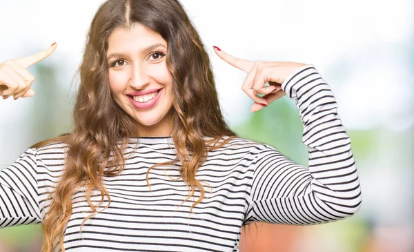 Jovem Mulher Bonita Vestindo Listras Camisola Sorrindo Apontando Para Cabeça — Fotografia de Stock