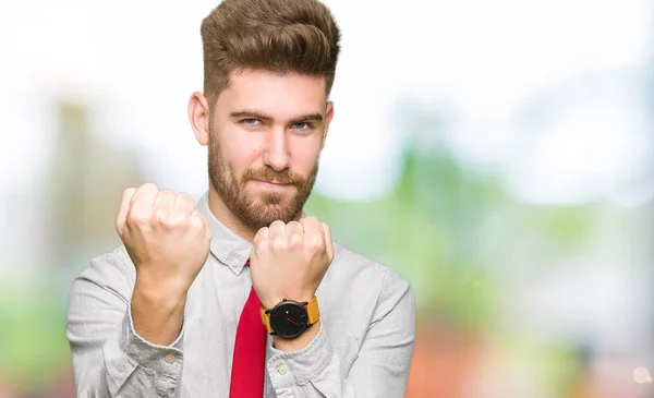 Jovem Homem Negócios Bonito Pronto Para Lutar Com Gesto Defesa — Fotografia de Stock