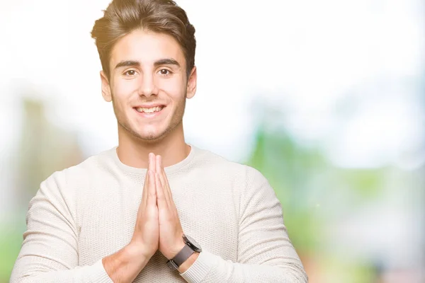 Joven Hombre Guapo Sobre Fondo Aislado Rezando Con Las Manos —  Fotos de Stock