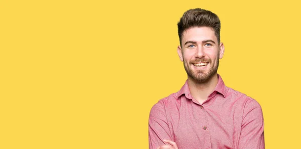 Jovem Bonito Homem Negócios Casual Rosto Feliz Sorrindo Com Braços — Fotografia de Stock