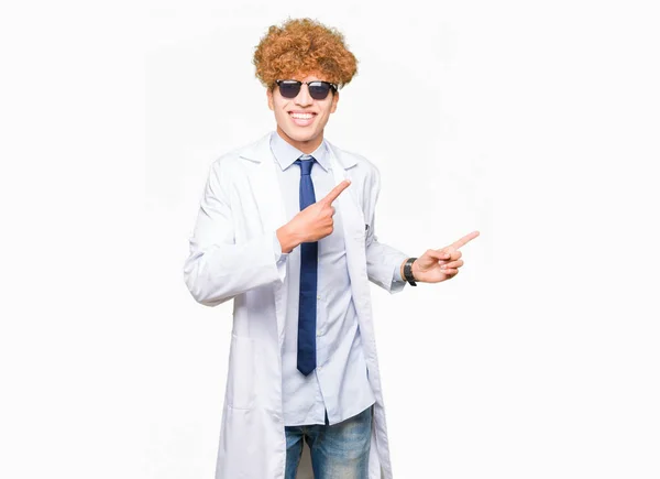 Fiatal Jóképű Tudós Ember Visel Szakmai Kabát Napszemüveget Mosolyogva Néz — Stock Fotó