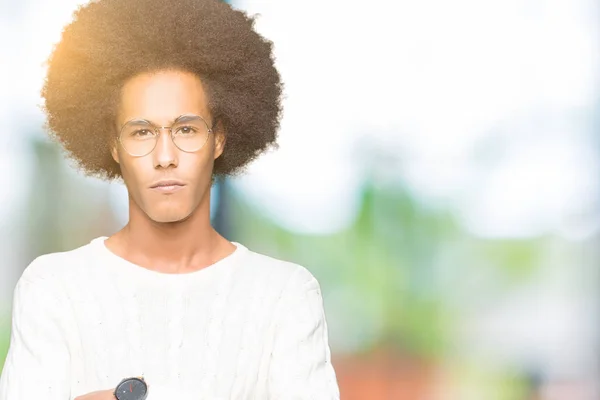 Junger Afrikanisch Amerikanischer Mann Mit Afrohaaren Brille Skeptisch Und Nervös — Stockfoto