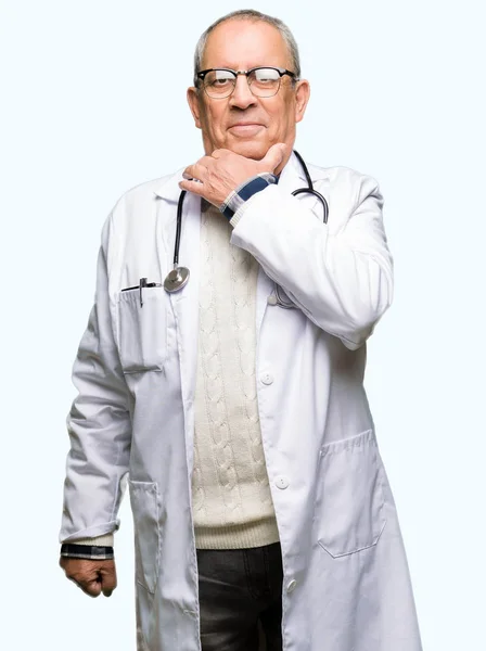 Bell Uomo Anziano Medico Che Indossa Cappotto Medico Guardando Fiducioso — Foto Stock