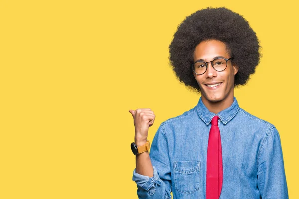 Молодой Африканский Бизнесмен Афроволосами Очках Красном Галстуке Улыбается Счастливым Лицом — стоковое фото