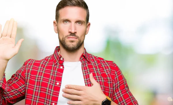 Hombre Guapo Con Camisa Casual Jurando Con Mano Pecho Palma — Foto de Stock