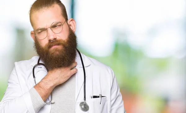 Jovem Médico Loiro Com Barba Vestindo Casaco Médico Tocando Pescoço — Fotografia de Stock