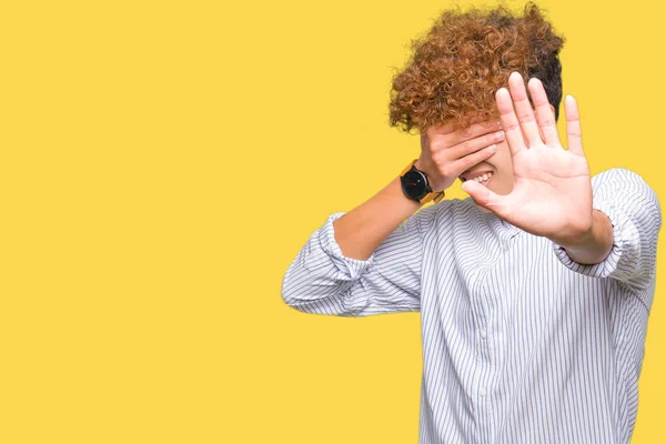 Junger Gutaussehender Geschäftsmann Mit Afrohaaren Elegantem Hemd Das Die Augen — Stockfoto