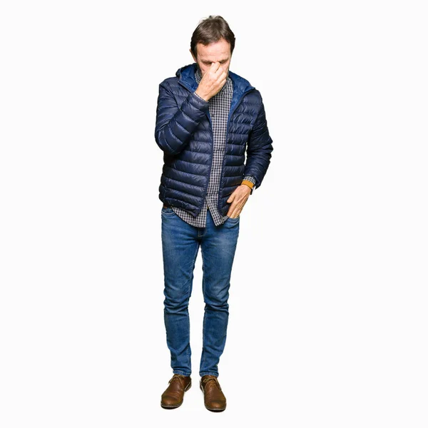 Homem Bonito Meia Idade Usando Casaco Inverno Cansado Esfregando Nariz — Fotografia de Stock