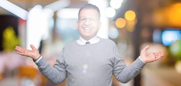 Geschäftsleute Mittleren Alters Arabischer Mann Mit Brille Vor Isoliertem Hintergrund — Stockfoto