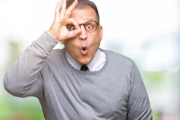 Empresarios Mediana Edad Árabe Hombre Con Gafas Sobre Fondo Aislado —  Fotos de Stock