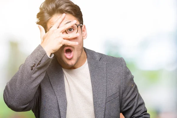 Mladí Obchodní Muž Nosí Brýle Nad Izolované Pozadí Prohlížení Šoku — Stock fotografie