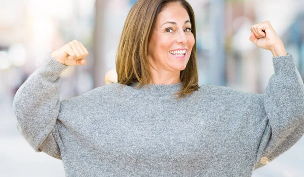 Mooie Middelbare Leeftijd Vrouw Winter Trui Dragen Geïsoleerd Achtergrond Armen — Stockfoto