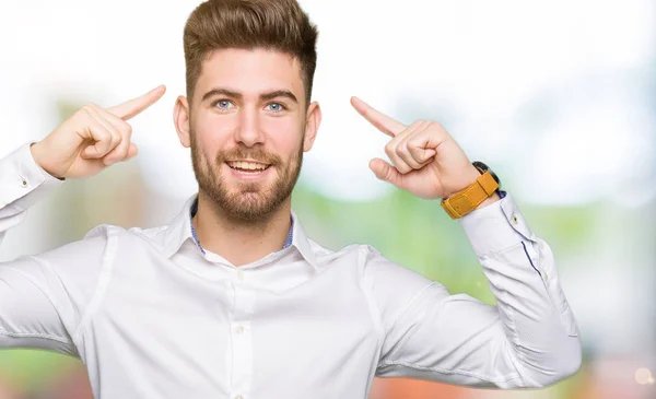 Молодий Гарний Бізнес Людина Посміхаючись Вказуючи Голові Пальця Руки Відмінна — стокове фото