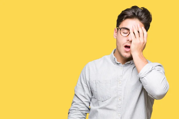 Joven Hombre Guapo Con Gafas Sobre Fondo Aislado Bostezando Cansado — Foto de Stock