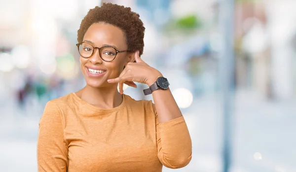 Joven Mujer Afroamericana Hermosa Con Gafas Sobre Fondo Aislado Sonriendo — Foto de Stock