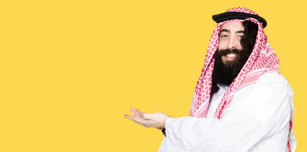 Człowiek Biznesu Arabskiego Długich Włosów Noszenia Tradycyjnych Kefija Szalik Pointing — Zdjęcie stockowe