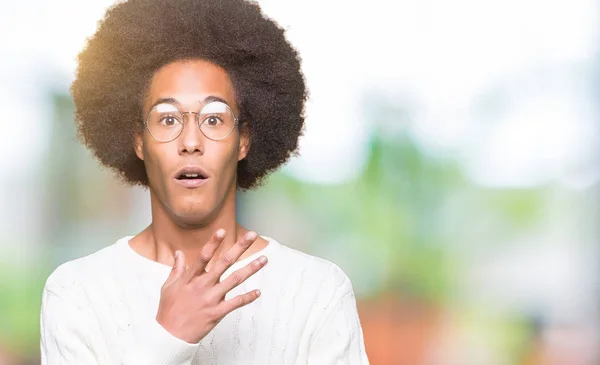 Joven Afroamericano Con Cabello Afro Usando Gafas Asustado Sorprendido Con — Foto de Stock