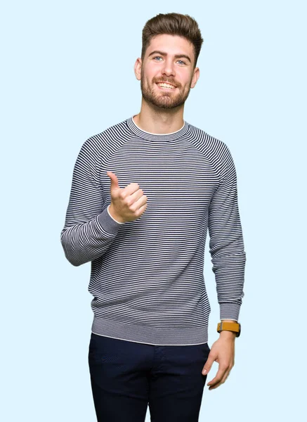 잘생긴 젊은이 엄지손가락 손으로 제스처를 줄무늬 스웨터를 성공을 보여주는 카메라 — 스톡 사진