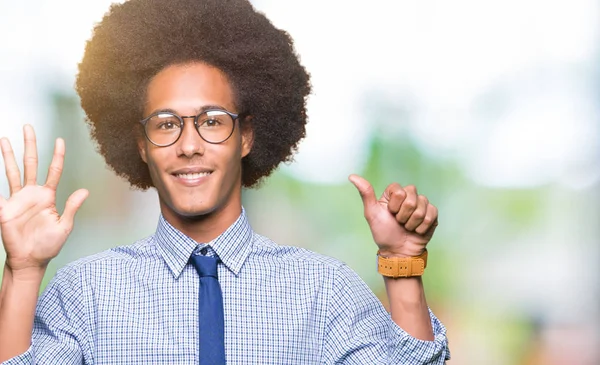 Unga Afroamerikanska Affärsman Med Afro Hår Glasögon Visar Och Pekar — Stockfoto