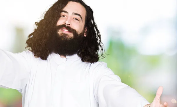 Uomo Vestito Gesù Cristo Che Guarda Telecamera Sorridendo Braccia Aperte — Foto Stock