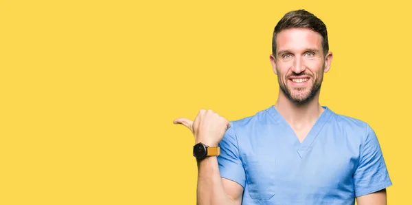 Bonito Médico Homem Vestindo Uniforme Médico Sobre Fundo Isolado Sorrindo — Fotografia de Stock