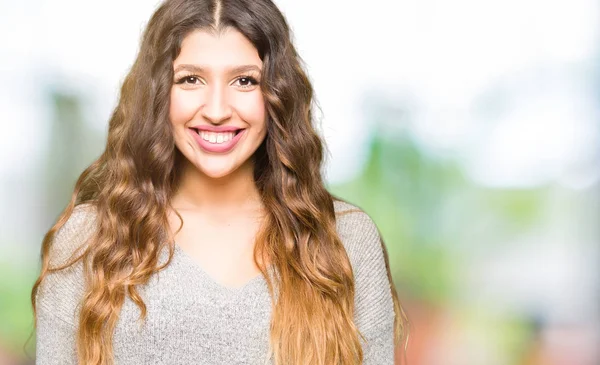 Jonge Mooie Vrouw Dragen Winter Jurk Met Een Gelukkige Koele — Stockfoto