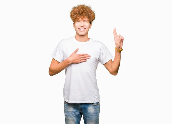 Όμορφος Νεαρός Άφρο Μαλλιά Φορούν Casual Swearing Shirt Λευκό Χέρι — Φωτογραφία Αρχείου