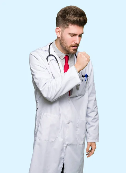 Młody Przystojny Lekarz Człowiek Ubrany Medycznych Płaszcz Uczucie Złego Samopoczucia — Zdjęcie stockowe