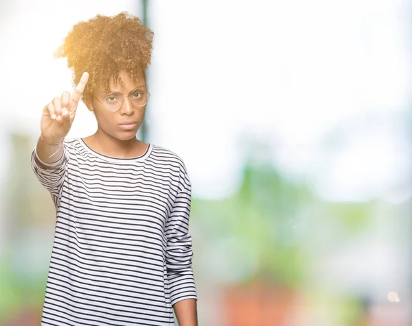 Linda Jovem Afro Americana Vestindo Óculos Sobre Fundo Isolado Apontando — Fotografia de Stock