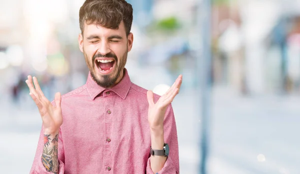 Giovane Bell Uomo Indossa Camicia Rosa Sfondo Isolato Celebrando Pazzo — Foto Stock