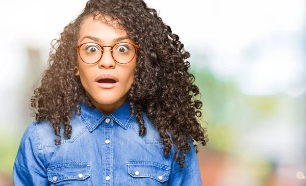 Jeune Belle Femme Aux Cheveux Bouclés Portant Des Lunettes Effrayées — Photo