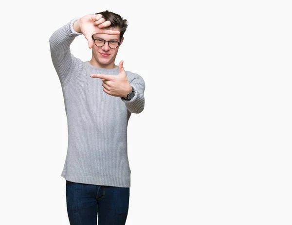 Joven Hombre Guapo Con Gafas Sobre Fondo Aislado Sonriendo Haciendo —  Fotos de Stock