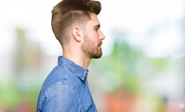 Joven Hombre Guapo Rubio Con Camisa Vaquera Casual Mirando Lado —  Fotos de Stock