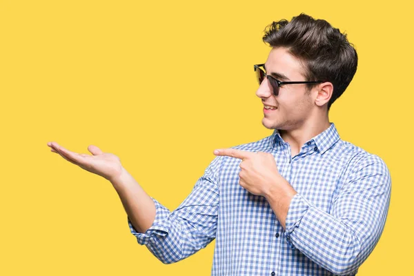 Joven Hombre Guapo Con Gafas Sol Sobre Fondo Aislado Sorprendido — Foto de Stock