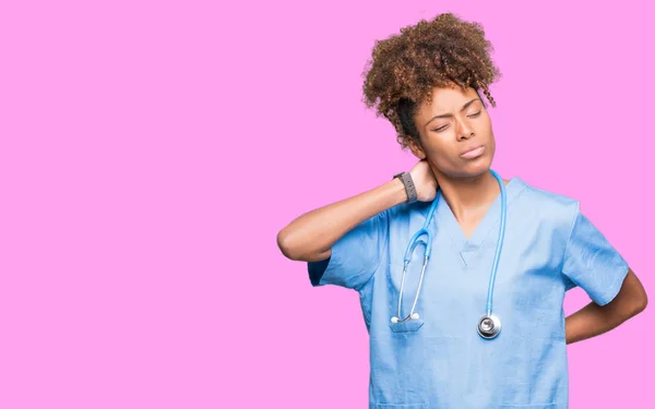 Mujer Joven Afroamericana Sobre Fondo Aislado Sufrimiento Dolor Cuello Lesión — Foto de Stock