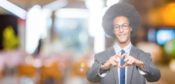 Joven Hombre Negocios Afroamericano Con Pelo Afro Con Gafas Sonriendo —  Fotos de Stock