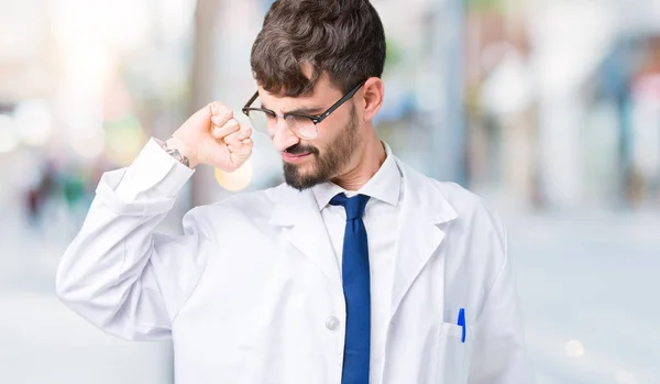 Jeune Scientifique Professionnel Homme Vêtu Manteau Blanc Sur Fond Isolé — Photo