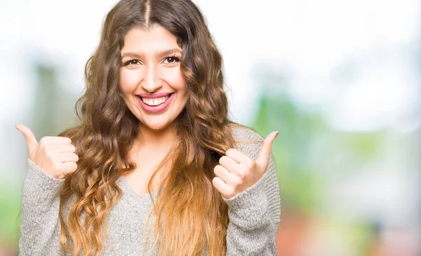 Jeune Belle Femme Portant Signe Succès Robe Hiver Faisant Geste — Photo