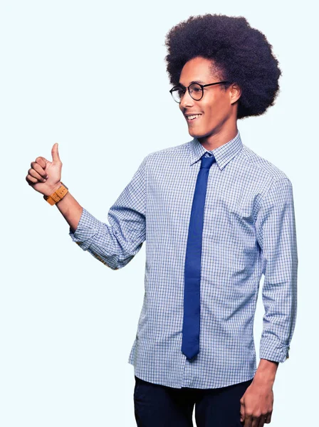 Junger Afrikanisch Amerikanischer Geschäftsmann Mit Afro Haaren Der Eine Brille — Stockfoto