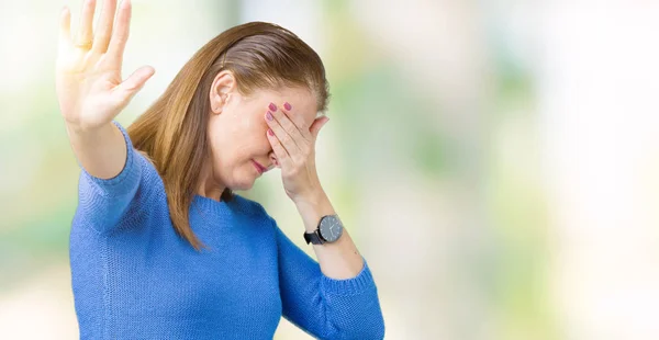 Mooie Middelbare Leeftijd Oudere Vrouw Winter Trui Dragen Geïsoleerde Achtergrond — Stockfoto