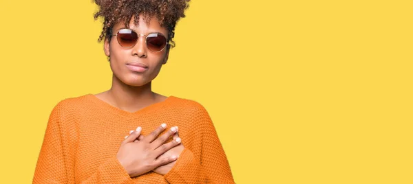 Vackra Unga Afroamerikanska Kvinnan Bär Solglasögon Över Isolerade Bakgrund Leende — Stockfoto