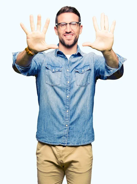 Hombre Guapo Con Gafas Mostrando Apuntando Hacia Arriba Con Los — Foto de Stock