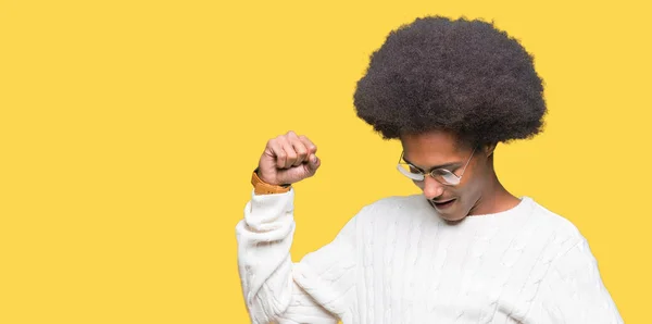 Молодий Афроамериканець Людиною Афро Волосся Окулярах Танці Веселий Бадьорий Посміхаючись — стокове фото